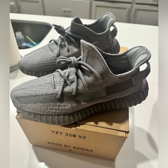 BRAND NIB Yeezy Boost 350 V2 in Steel Grey Sz 9.5 (Yzy by Adidas) - Picture 2 of 16